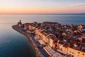 Ontspannen met het avondzicht op Piran en de Adriatische Zee