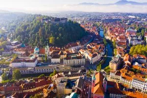 Beundra utsikten över Ljubljana från slottet