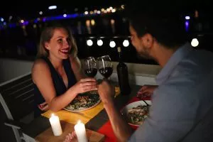 Muchas cenas románticas con buen vino